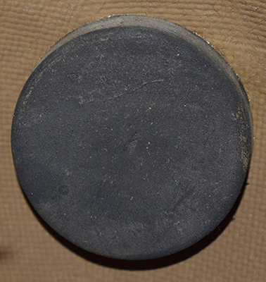 Tampon circulaire collé au fond de la bombe. Tampon circulaire collé au fond de la bombe.