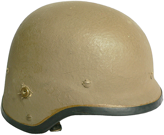 Exemplaire muni de support pour visière pare-coups. Exemplaire muni de support pour visière pare-coups.