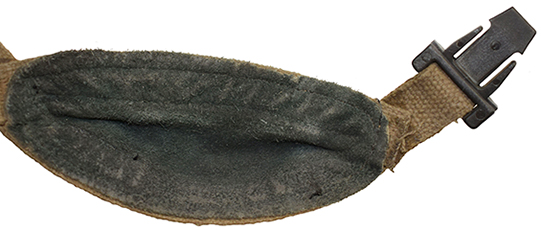 Mentonnière, envers/revers. Mentonnière, envers/revers.