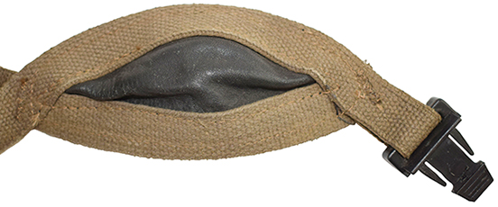 Mentonnière, envers/revers. Mentonnière, envers/revers.