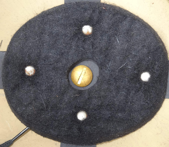 Tampon de fond de coiffe en feutre noir. Tampon de fond de coiffe en feutre noir.