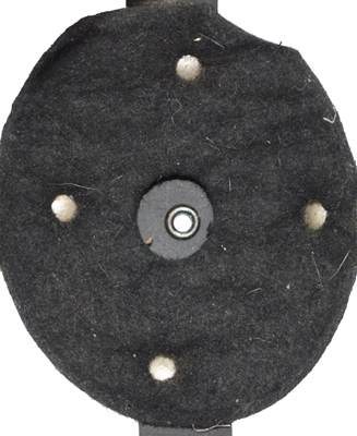 Maintien tampon en feutre par quatre rivets. Maintien tampon en feutre par quatre rivets.