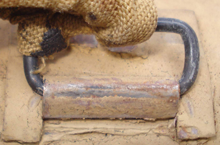 Détail maintien jugulaire. Détail maintien jugulaire.