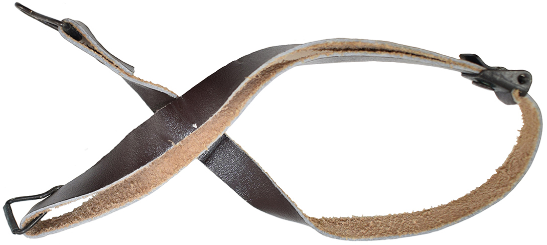 Jugulaire du sous-casque en cuir. Jugulaire du sous-casque en cuir.