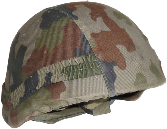 Couvre-casque arborant le camouflage Amoeba. Couvre-casque arborant le camouflage Amoeba.