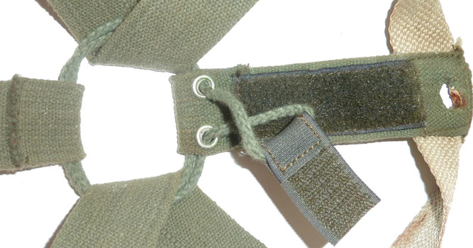 Lacet de réglage et bande velcro de maintien. Lacet de réglage et bande velcro de maintien.