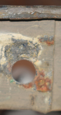 Trou de fixation arrière. Trou de fixation arrière.