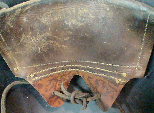 Exemple de patte de coiffe réparée. Exemple de patte de coiffe réparée.