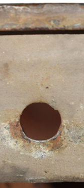 Trou de fixation latéral. Trou de fixation latéral.