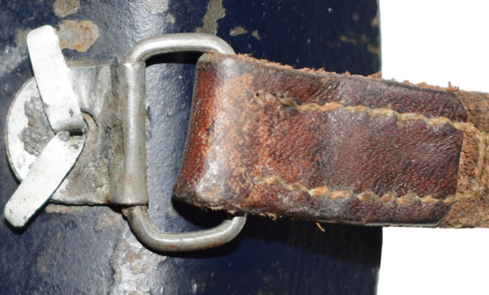 Pontet articulé fixé par un rivet fendu, jugulaire maintenue par couture. Pontet articulé fixé par un rivet fendu, jugulaire maintenue par couture.