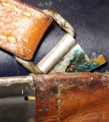 Point de fixation légèrement plus bas que la coiffe. Point de fixation légèrement plus bas que la coiffe.