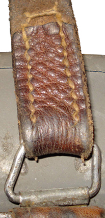 Demi-jugulaire d'origine. .