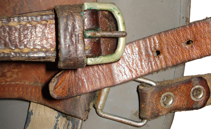 Casque muni de deux demi-jugulaires différentes suite à réparation. Casque muni de deux demi-jugulaires différentes suite à réparation.