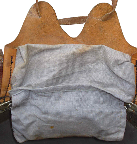 Exemple de patte de coiffe réparée. Exemple de patte de coiffe réparée.