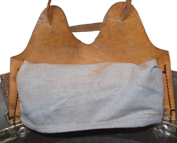 Exemple de patte de coiffe réparée. Exemple de patte de coiffe réparée.