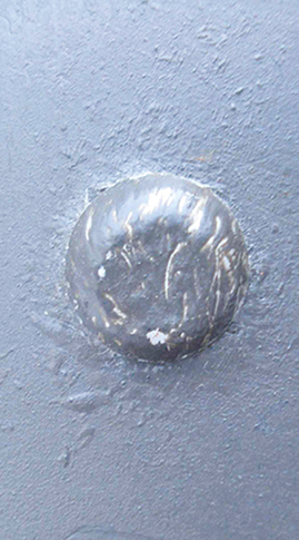 Tête de rivet peinte au pinceau. Tête de rivet peinte au pinceau.