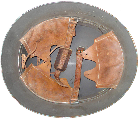 Exemplaire équipé d'une mentonnière. Exemplaire équipé d'une mentonnière.