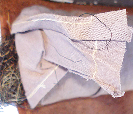 Volet de fermeture du compartiment en toile.