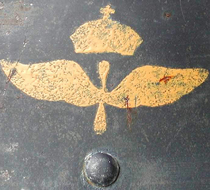 Insigne peint au pochoir.