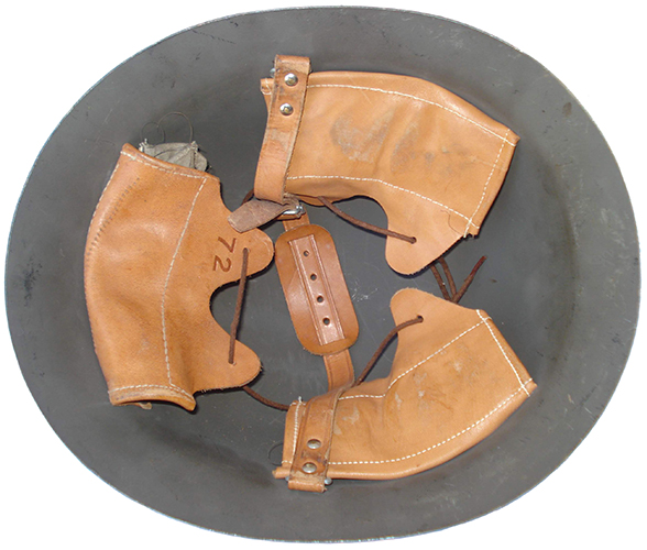 Vue d'ensemble, exemplaire avec jugulaire &agrave; double rivets.