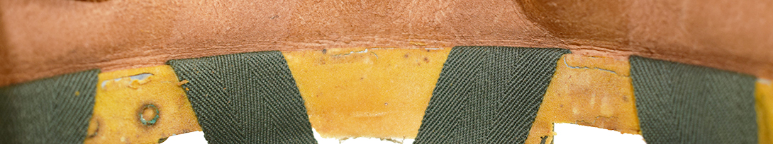 Suspension et bandeau montés sur un cerclage métallique et retenus par des attaches parisiennes.