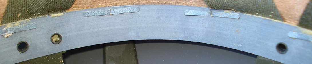 Suspension et bandeau montés sur un cerclage métallique et retenus par des attaches parisiennes.