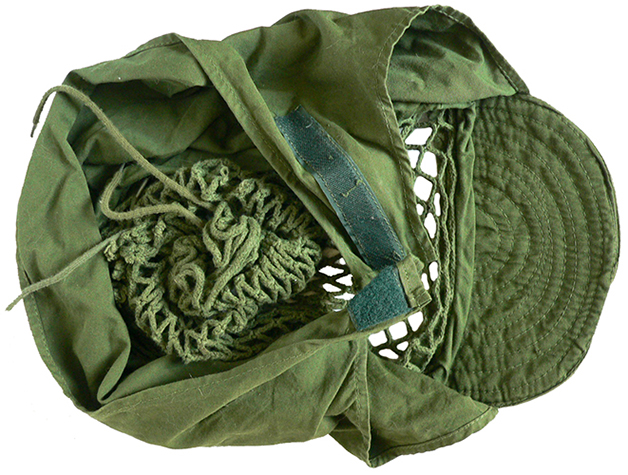 Couvre-casque avec bavolet &agrave; velcro.