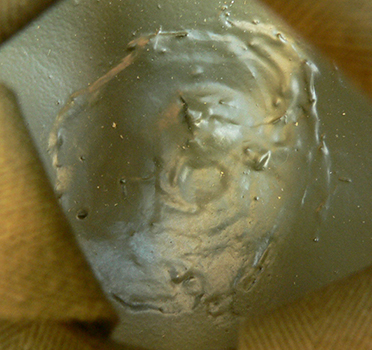 Point de fixation de la coiffe retiré. Point de fixation de la coiffe retiré.