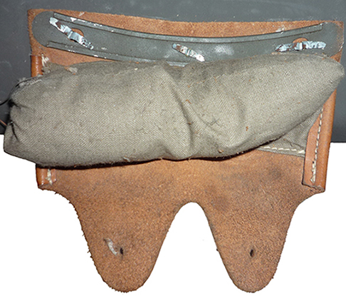 Patte de coiffe, envers/revers.