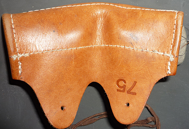 Patte de coiffe, envers/revers.