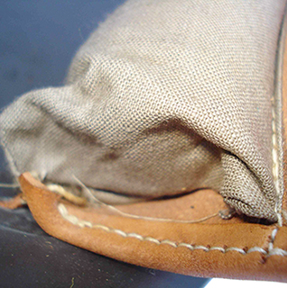 Volet de fermeture du compartiment en toile.