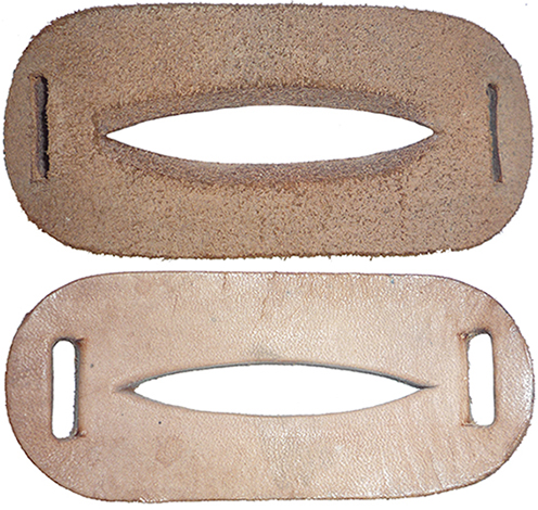 Mentonnière en cuir, recto/verso.