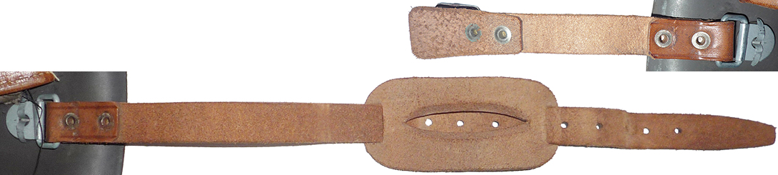 Jugulaire, revers (casque taille 75). Jugulaire, revers (casque taille 75).