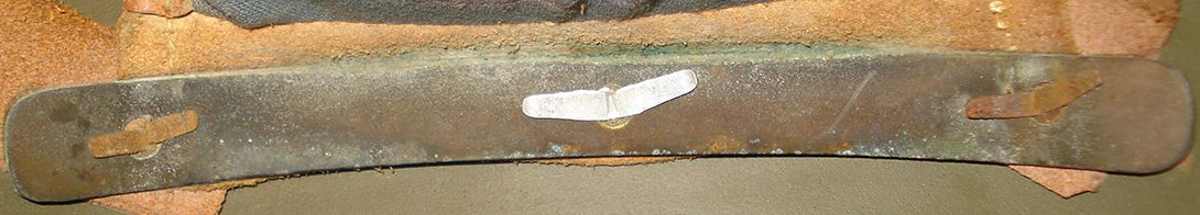 Plaque de maintien plus large à l'arrière, espacement de 13,5 cm. Plaque de maintien plus large à l'arrière, espacement de 13,5 cm.