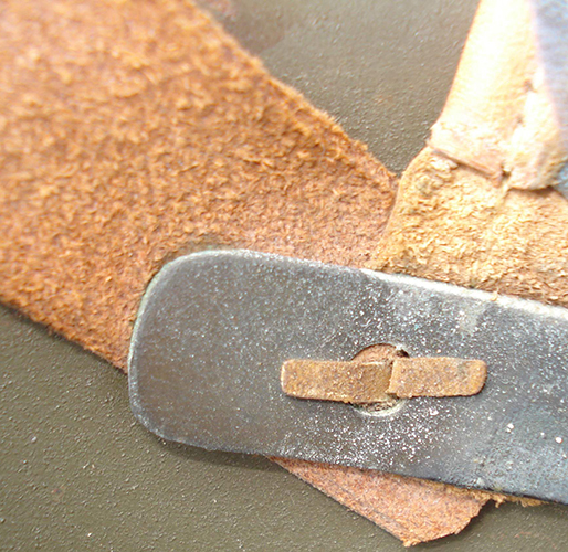 Maintien assuré par rivet fendu. Maintien assuré par rivet fendu.