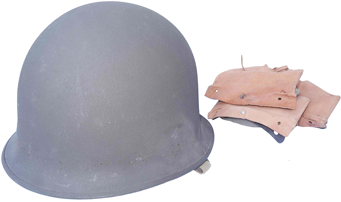 Coiffe devant être constituée de quatre pattes de coiffe identique au casque m/26 et m/37. Coiffe devant être constituée de quatre pattes de coiffe identique au casque m/26 et m/37.