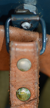 Maintien par double rivets.