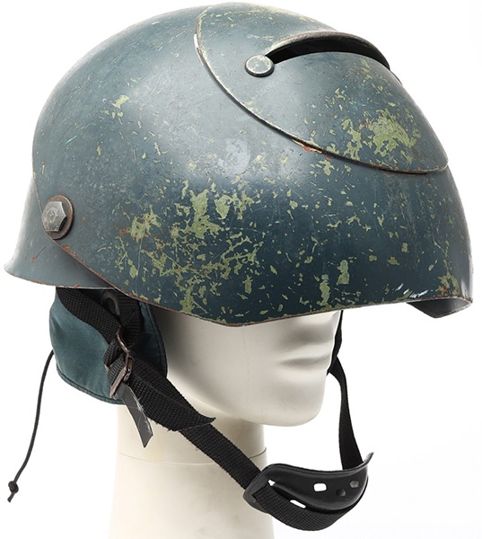 Exemplaire tardif avec jugulaire en quatre points et bavolet en toile.