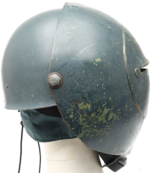 Exemplaire tardif avec jugulaire en quatre points et bavolet en toile.