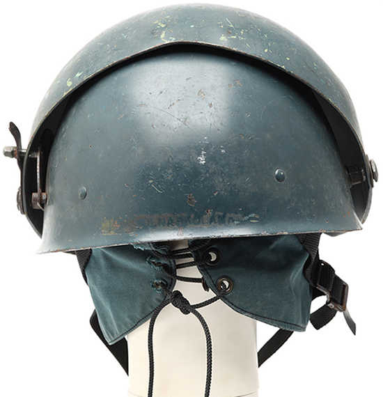 Serrage du bavolet par un lacet.