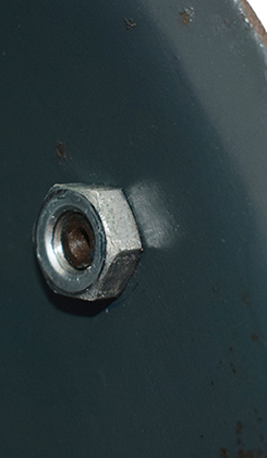 Écrou placé à l'intérieur.