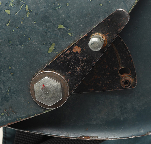 Dispositif de maintien en position relevée sur un modèle tardif.