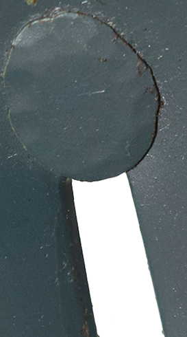 Tête de rivet matée à l'intérieur.