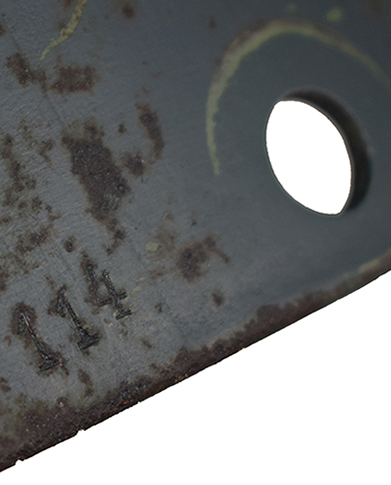 Protection numérotée à proximité de l'orifice de montage.