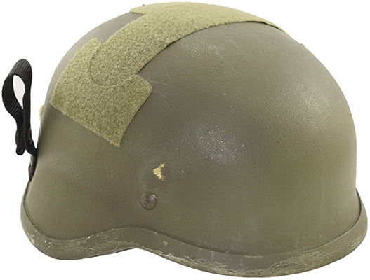 Supports velcro collés sur la surface du casque.