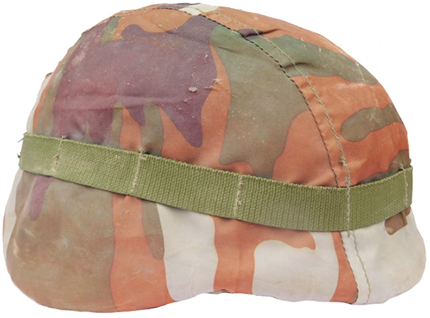 Couvre-casque camouflé.