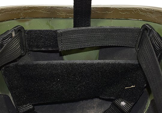 Bande nuquière réglable par velcro.