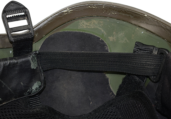 Passage latérale de la bande en toile.