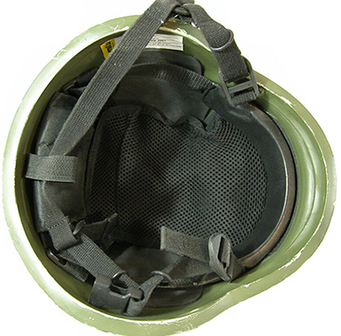 Exemplaire avec clip de fermeture et mentonnière en plastique.