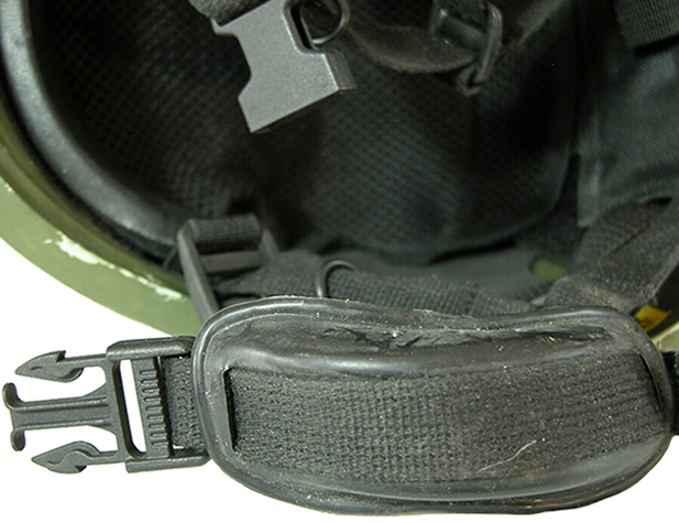 Exemplaire avec clip de fermeture et mentonnière en plastique.